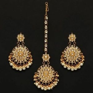 Kundan Earrings With Maang Tikka white color